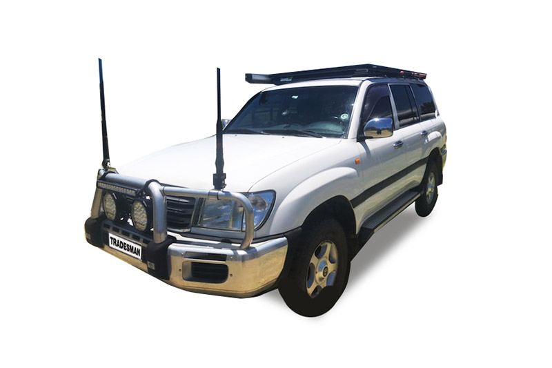 Toyota LandCruiser 100 Series with a Wedgetail roof rack installed – hero image.